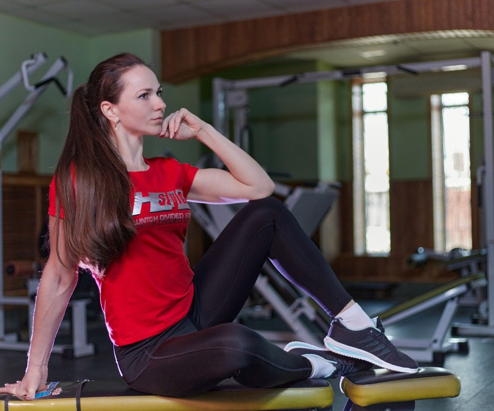 Siłownie i kluby fitness zamknięte, ale nie dla wszystkich. Kto może ćwiczyć na siłowni?
