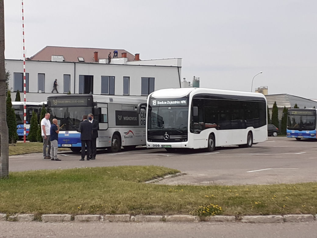 Autobus elektryczny testowany na ulicach Siedlec wyróżnia się swoim wyglądem