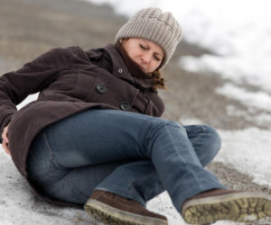Jedno poślizgnięcie może skończyć się złamaniem. Ortopeda wyjaśnia, jak uniknąć groźnych kontuzji