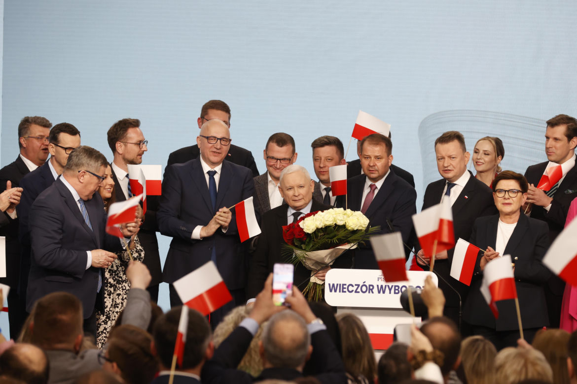 Skromny poczęstunek w PiS. Tym karmili na wieczorze wyborczym