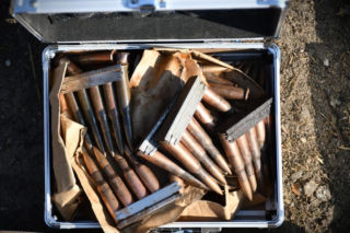 Zatrzymano 22-latka w związku z odnalezioną amunicją i pociskami na posesji w Kozłowie