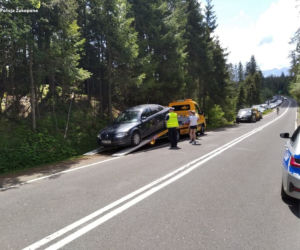 Policja odholowywała samochody na Łysej Polanie