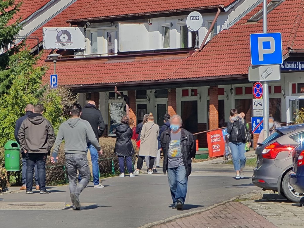Gigantyczne kolejki do testów na koronawirusa w Warszawie. System tego nie wytrzyma?