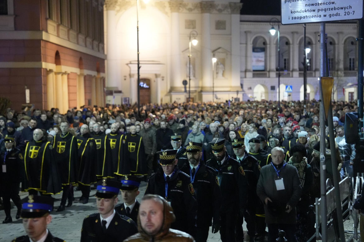 Tłumy wiernych przeszły przez stolicę. Centralną Drogę Krzyżową poprowadził kardynał Nycz