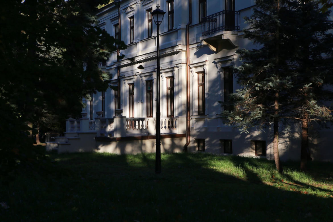 To największe miasto we wschodniej części woj. świętokrzyskiego. Jego ozdobą są piękne zielone zakątki i pałac