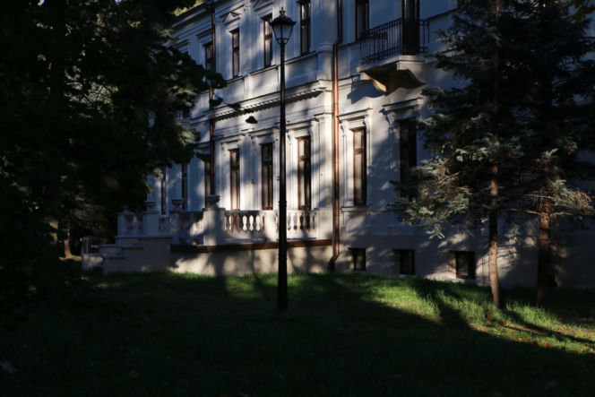 To największe miasto we wschodniej części woj. świętokrzyskiego. Jego ozdobą są piękne zielone zakątki i pałac