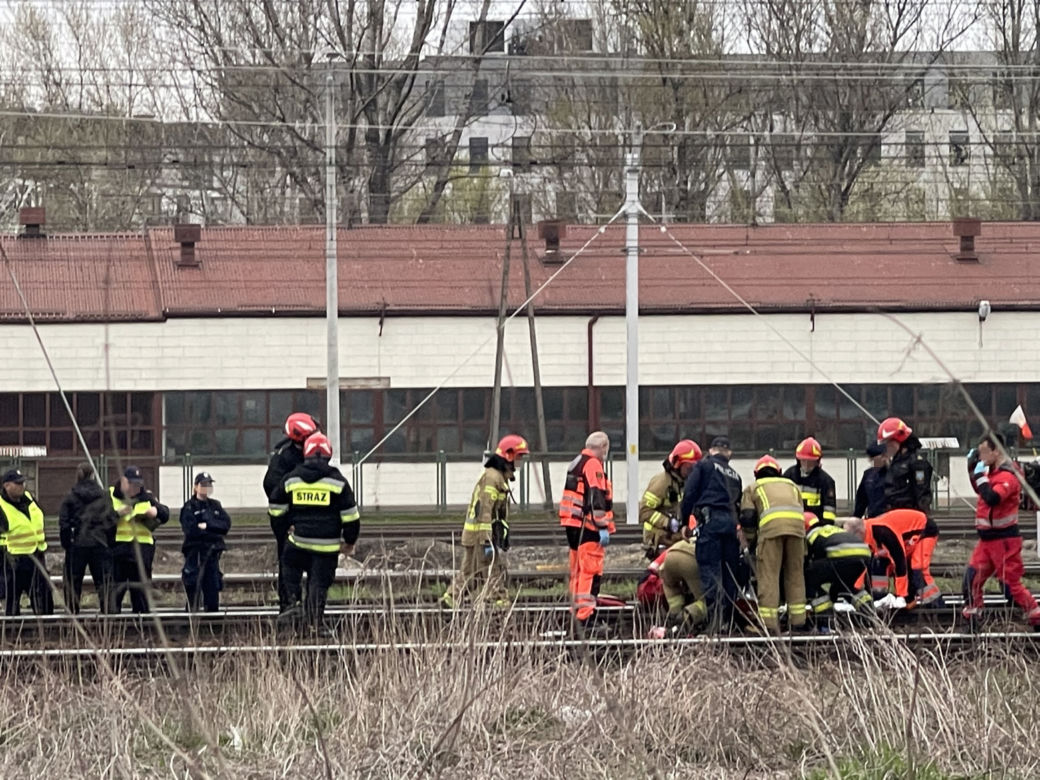 Potrącenie przez pociąg na dworcu zachodnim. Na miejscu śmigłowiec LPR. Trwa akcja ratunkowa