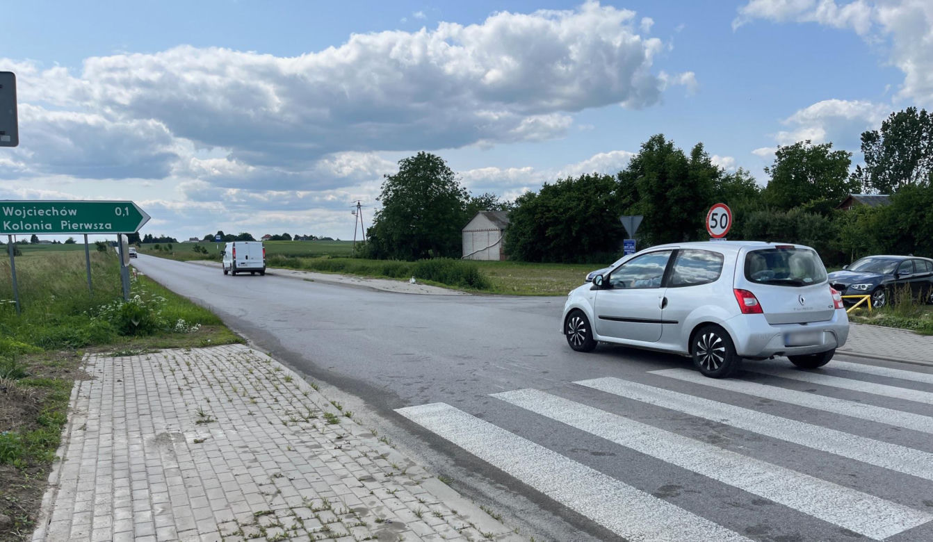 Tragiczny wypadek w Wojciechowie Kolonii Pierwszej. Nie żyje dwóch mężczyzn. Volvo uderzyło w szambiarkę