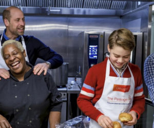 Książę George pomaga tacie