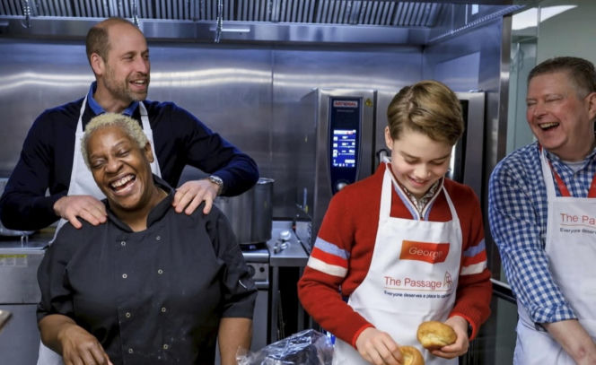 Książę George pomaga tacie