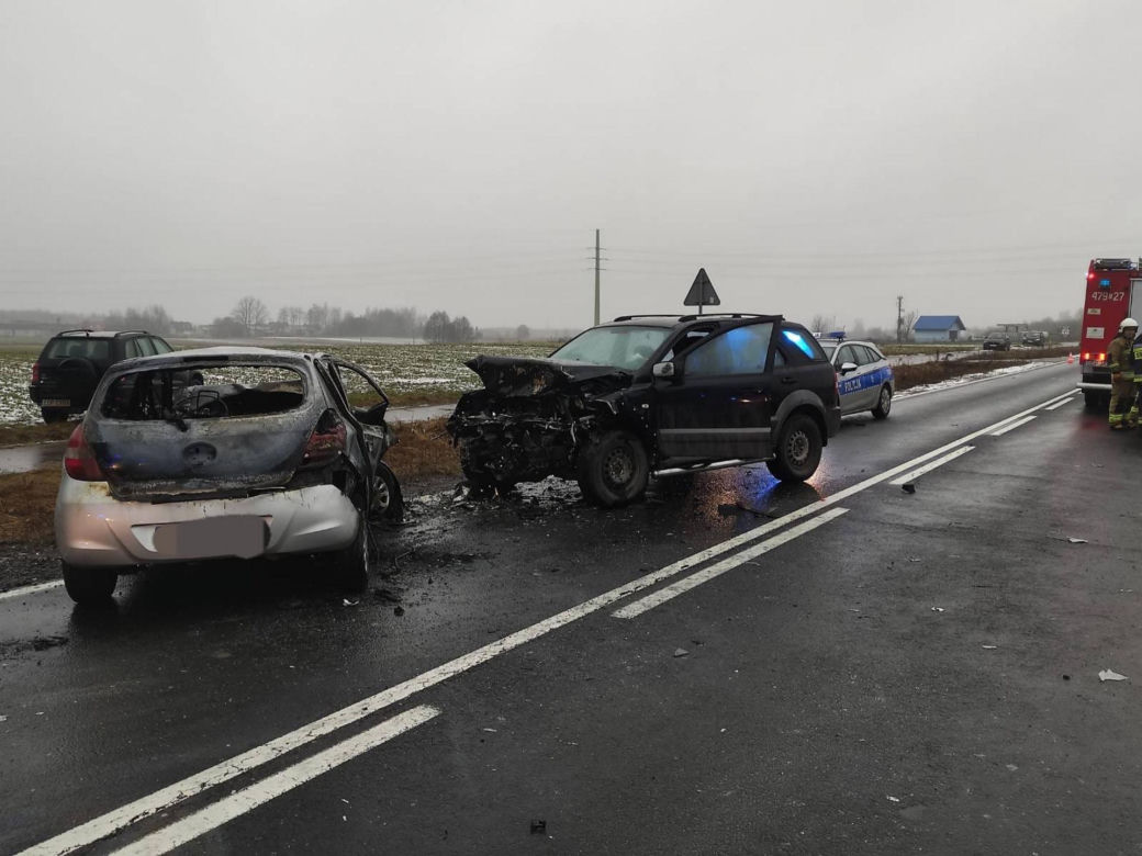 Śmiertelny wypadek pod Opocznem. 21-latek wyciągnięty przez świadków z płonącego auta
