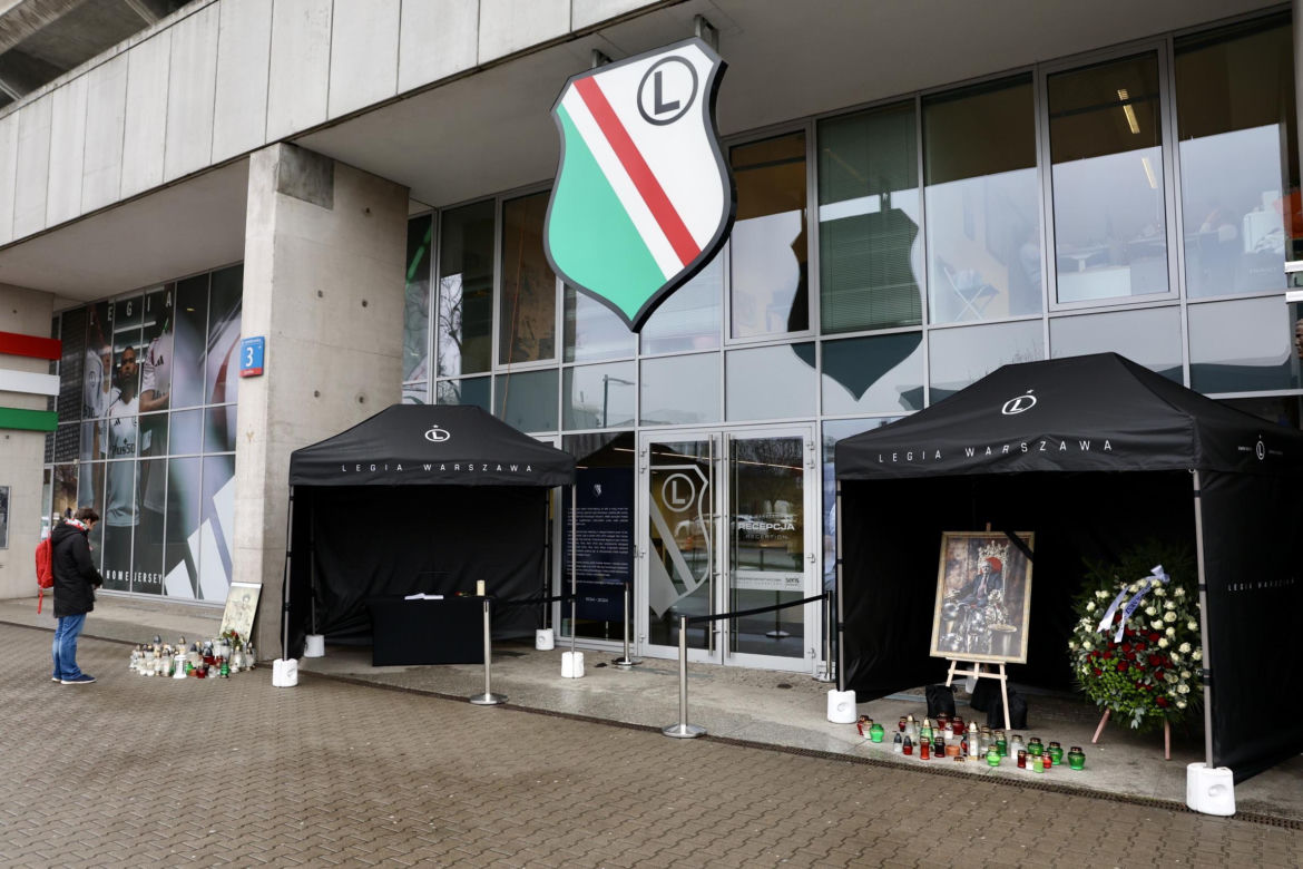 Legia żegna Lucjana Brychczego. Znicze pod stadionem