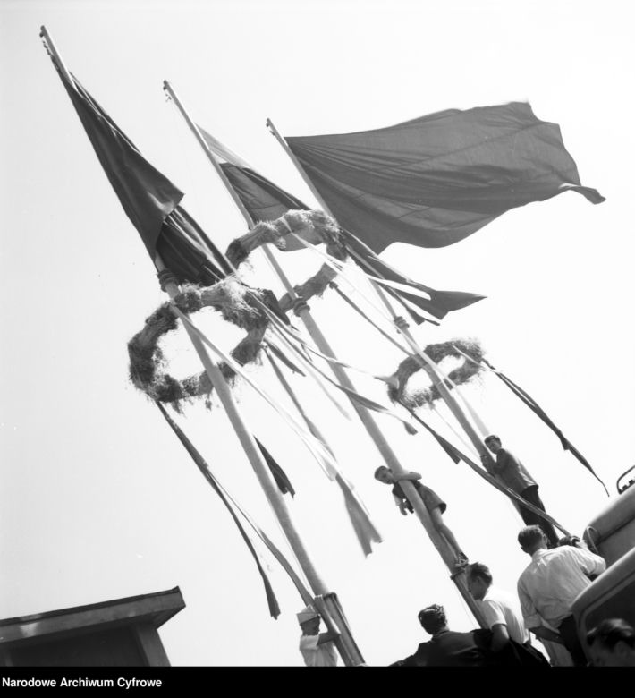 Flagi na dożynkach w Warszawie w PRLu