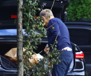 Donald Tusk obsypał żonę kwiatami