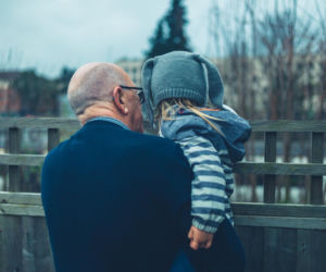 Dziadek z demencją i trzylatek wyszli z domu i przepadli! Pies tropiący w akcji
