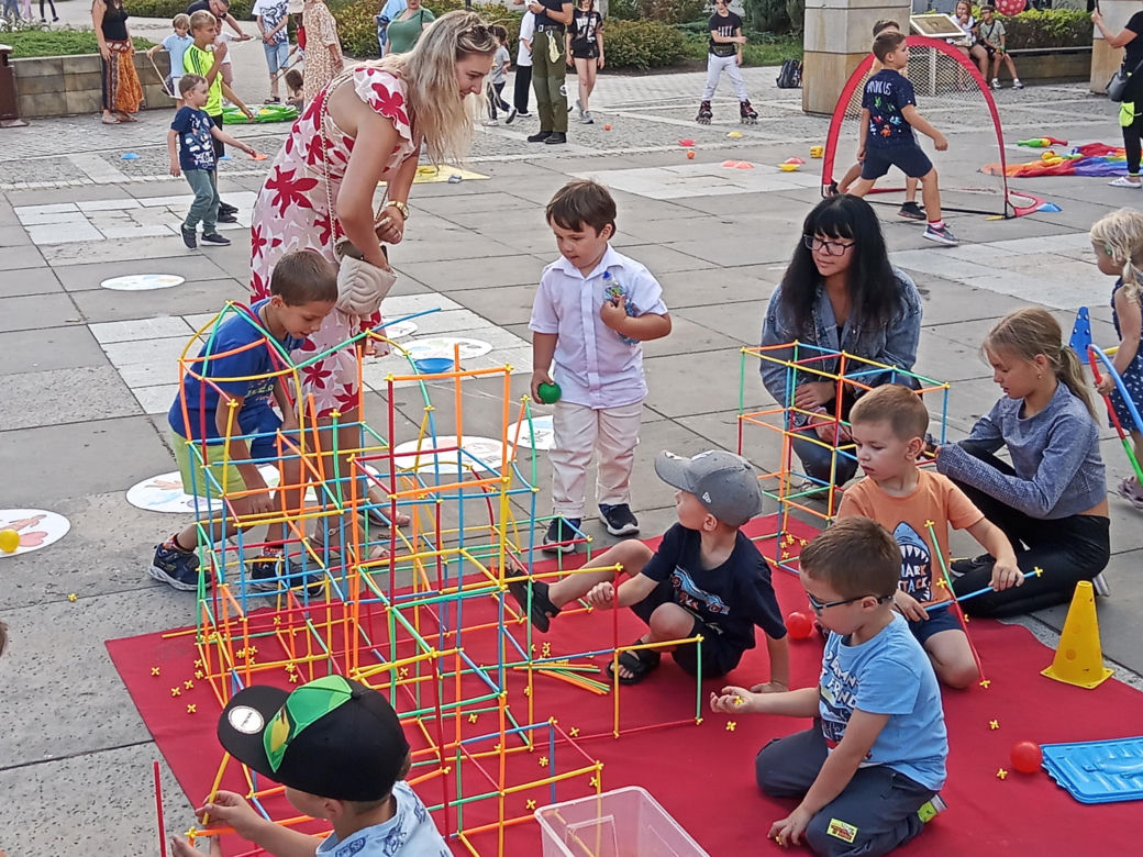 Ostatnia niedziela lata 2023 w Kielcach. Tłumy w centrum miasta
