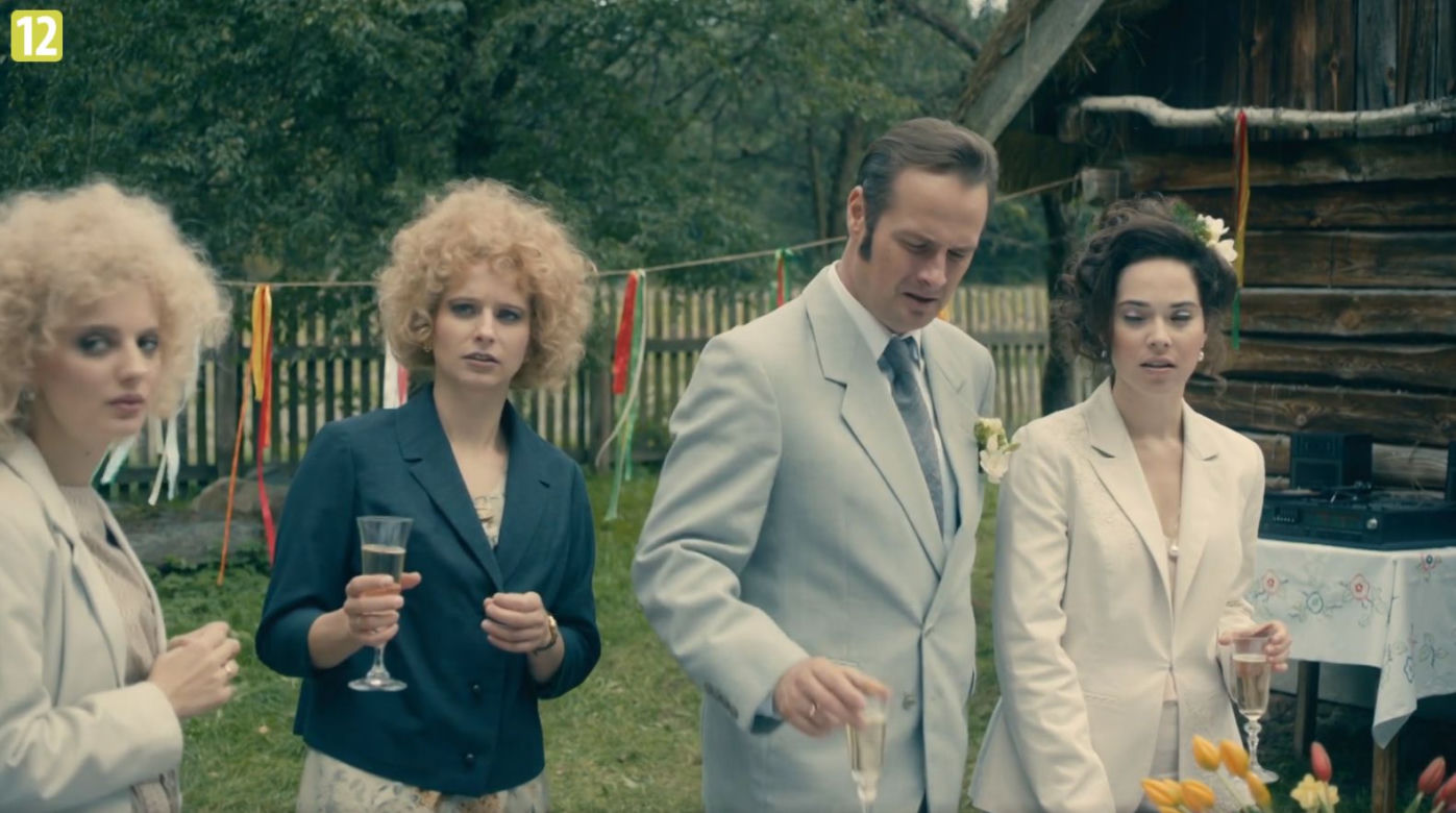 Stulecie Winnych 4 odc. 49. Michelle (Maria Pawłowska), Janusz (Paweł Małaszyński), Kasia (Weronika Humaj), Basia (Kamila Bujalska)