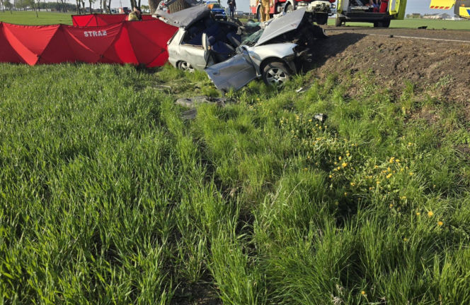 Dwie osoby zginęły w roztrzaskanym Audi. Potworny widok na miejscu