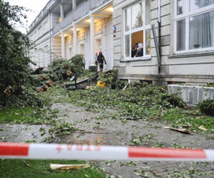 Nawałnica w WARSZAWIE: Ulice pod wodą, połamane drzewa – paraliż komunikacyjny