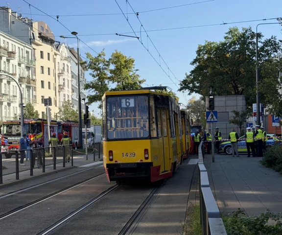 Dramatyczny wypadek na warszawskiej Pradze. Pieszy zginął pod kołami tramwaju