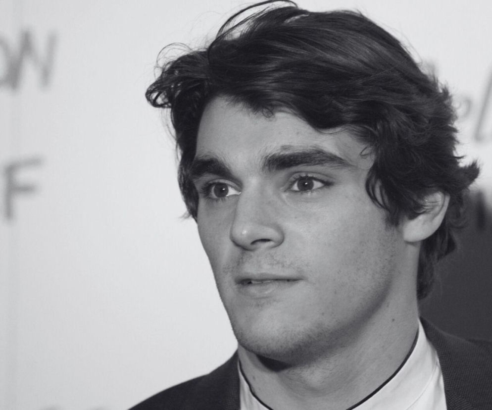 Aktor RJ Mitte na czarno-białym zdjęciu portretowym. O jego śmierci przeczytasz na Eska.