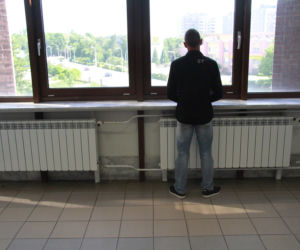 Wbił bratu śrubokręt w kręgosłup! Rusza proces w Tarnobrzegu [ZDJĘCIA]