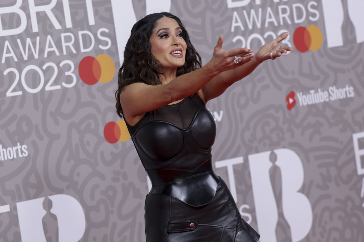 Salma Hayek rozgrzewa ocean na wiosnę! Gorąca jak nigdy dotąd