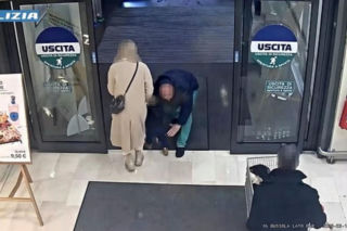 Wyrwali matce dziecko w supermarkecie! Próbowali porwać kilkulatkę