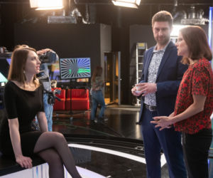 Na Wspólnej odc. 2921. Marta (Joanna Jabłczyńska), Roma (Julia Kamińska), Brycki (Piotr Duda)