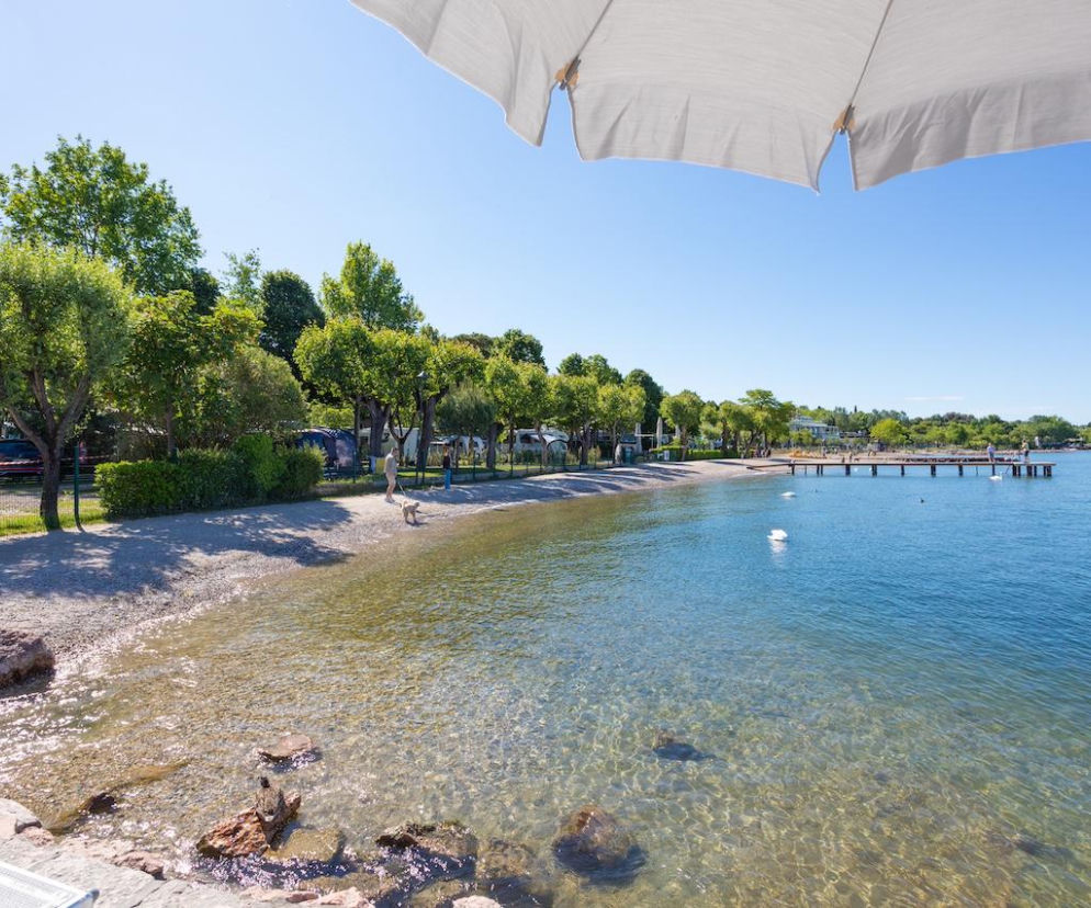 Słoneczna plaża nad jeziorem Garda. O śmierci 38-letniego Polaka w tym miejscu przeczytasz na SE.
