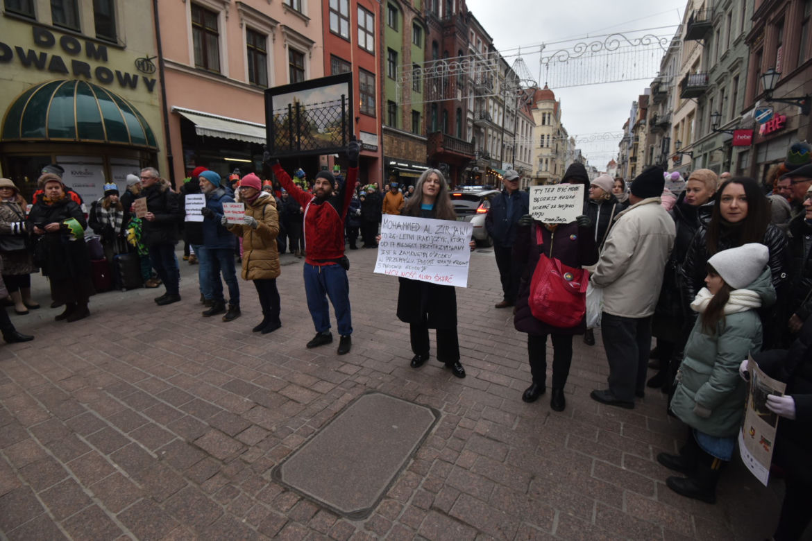 Orszak Trzech Króli 2023 w Toruniu. Efektowne figury, piękne kolory i aktywiści o dramacie uchodźców