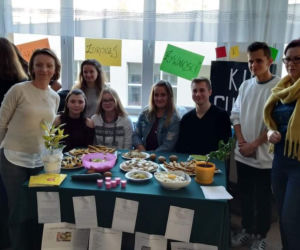 Tydzień Edukacji Globalnej. Uczniowie z XII LO posadzili symboliczne drzewo