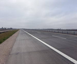 Na autostradzie A2 na wschód od Warszawy prace idą pełną parą, zarówno w dzień, jak i po zmroku