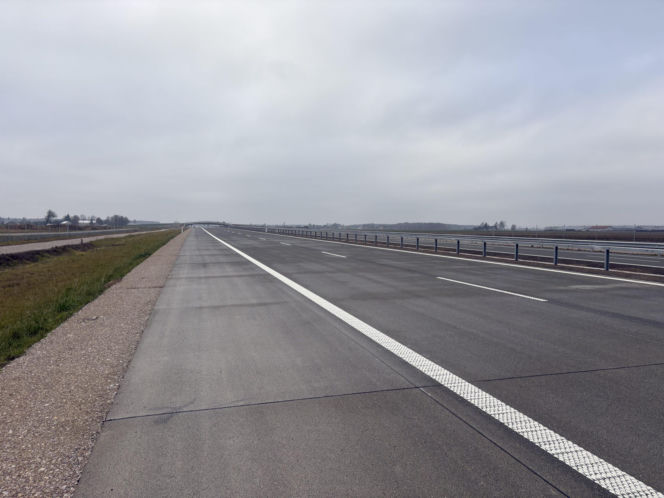 Na autostradzie A2 na wschód od Warszawy prace idą pełną parą, zarówno w dzień, jak i po zmroku