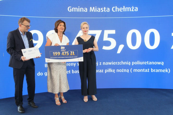 Ponad 7 mln zł dla lokalnych projektów. Na Służewcu wręczono czeki laureatom programu „Sportowo Kulturalnie Lokalnie”.