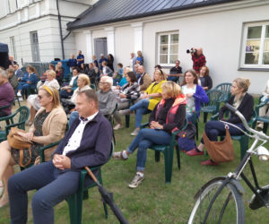 Spotkanie autorskie Artura Ziontka i koncert siedleckich artystów przy fontannie 18.08.2021