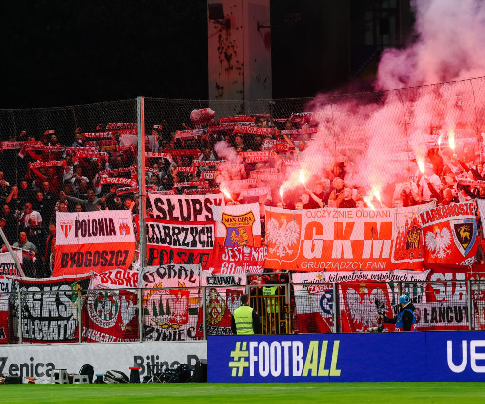 Kibice z flagami i racami na meczu Bośnia - Polska. O atmosferze w Zenicy przeczytasz na SE Supersport.