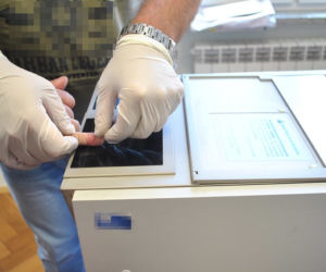 Na środku jeziora wypchnął żonę z roweru wodnego i odpłynął