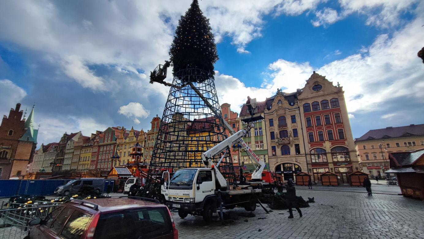 Na rynku we Wrocławiu stawiają 24-metrową choinkę. Będzie inna od poprzedniej 