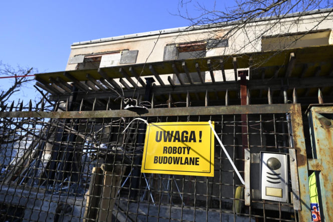 Kaczyńskiego nie ma w domu, a sąsiedzi rozwalają ściany