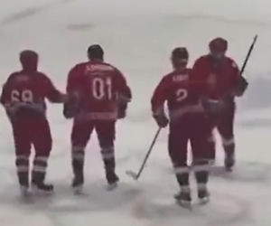 Upadek Łukaszenki na meczu hokeja