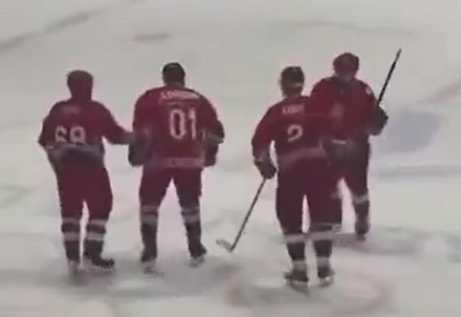 Upadek Łukaszenki na meczu hokeja