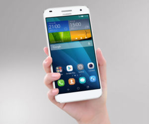 Huawei Ascend G7_Single_Silver Front Face Hand_Hi res