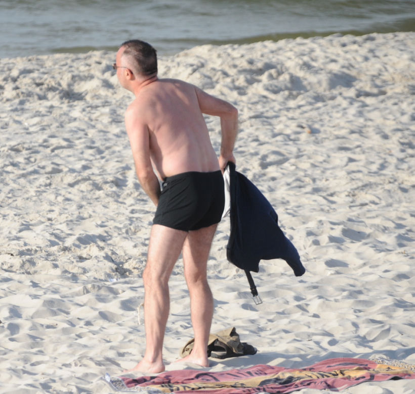 Wiceminister kultury Jarosław Sellin na plaży