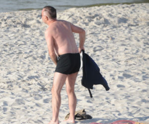 Wiceminister kultury Jarosław Sellin na plaży