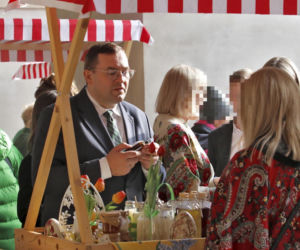 Minister rolnictwa Stefan Krajewski na jarmarku wielkanocnym