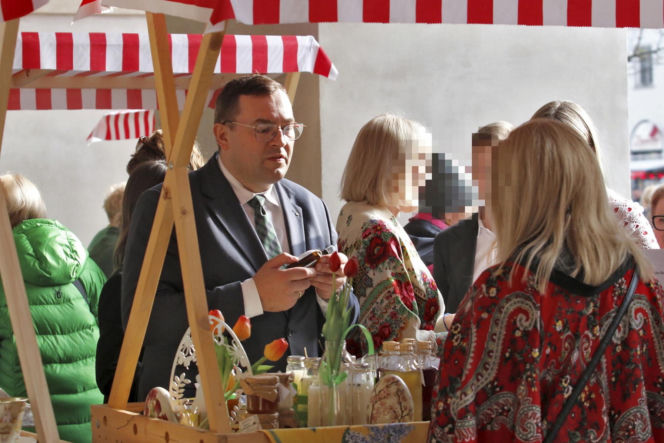 Minister rolnictwa Stefan Krajewski na jarmarku wielkanocnym