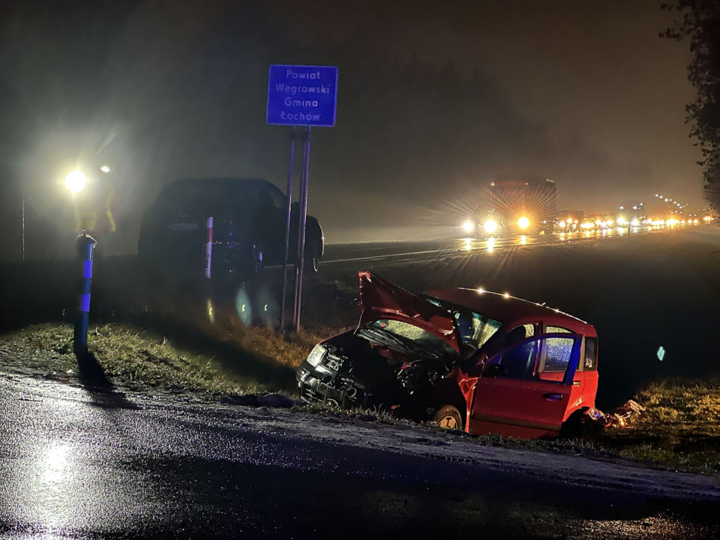 Śmiertelny wypadek w Łochowie. Rozpędzony 84-latek wjechał swoją pandą w audi, jego auto wylądowało w rowie 