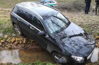 Nie zajechał daleko kradzionym SUV-em. Utknął w kanale podczas ucieczki