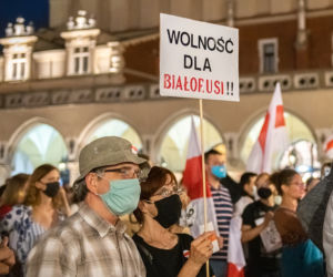 Manifestacja Białorusinów na rynku w Krakowie. Precz z Łukaszenką!